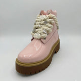 Stivale Timberland Platform Stone Street in vernice rosa cipria con lacci a corda, charm in metallo argento e suola platform