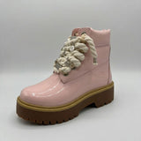 Stivale Timberland Platform Stone Street in vernice rosa cipria con lacci a corda, charm in metallo argento e suola platform