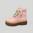 Stivale Timberland Platform Stone Street in vernice rosa cipria con lacci a corda intrecciata e charm in metallo rose gold su suola platform 