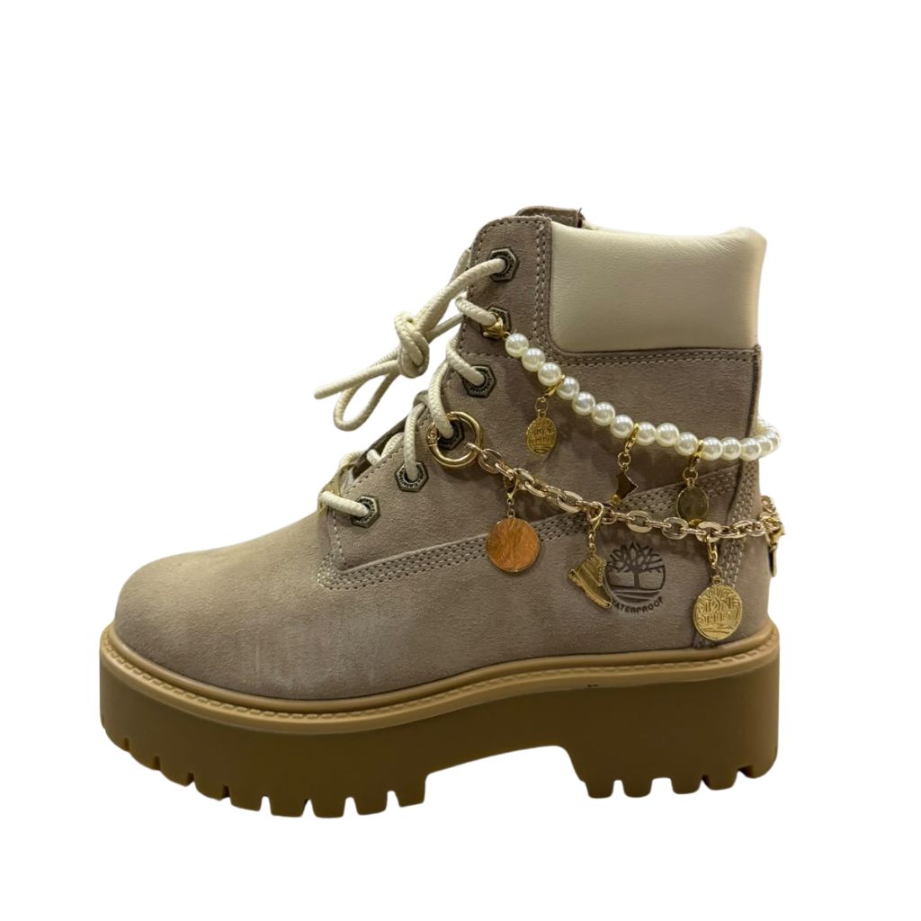 Stivale Timberland tortora con catena decorativa e charm dorati