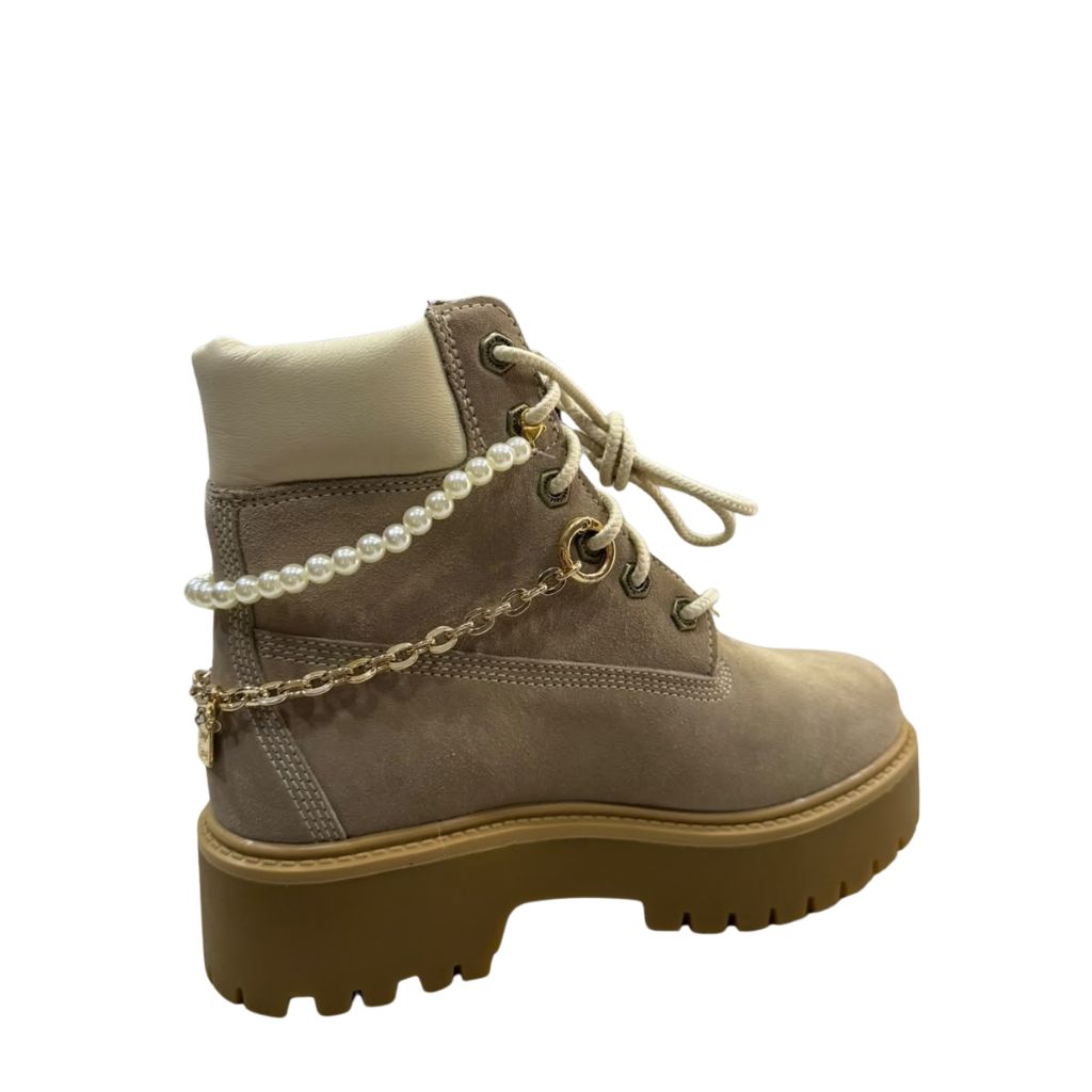 Stivale Timberland tortora con catena decorativa e charm dorati