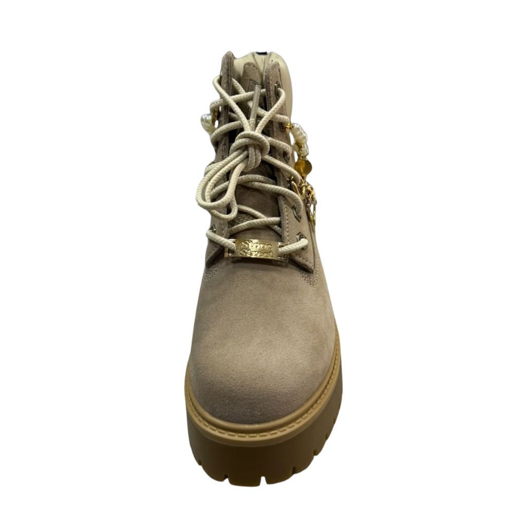 Stivale Timberland tortora con catena decorativa e charm dorati