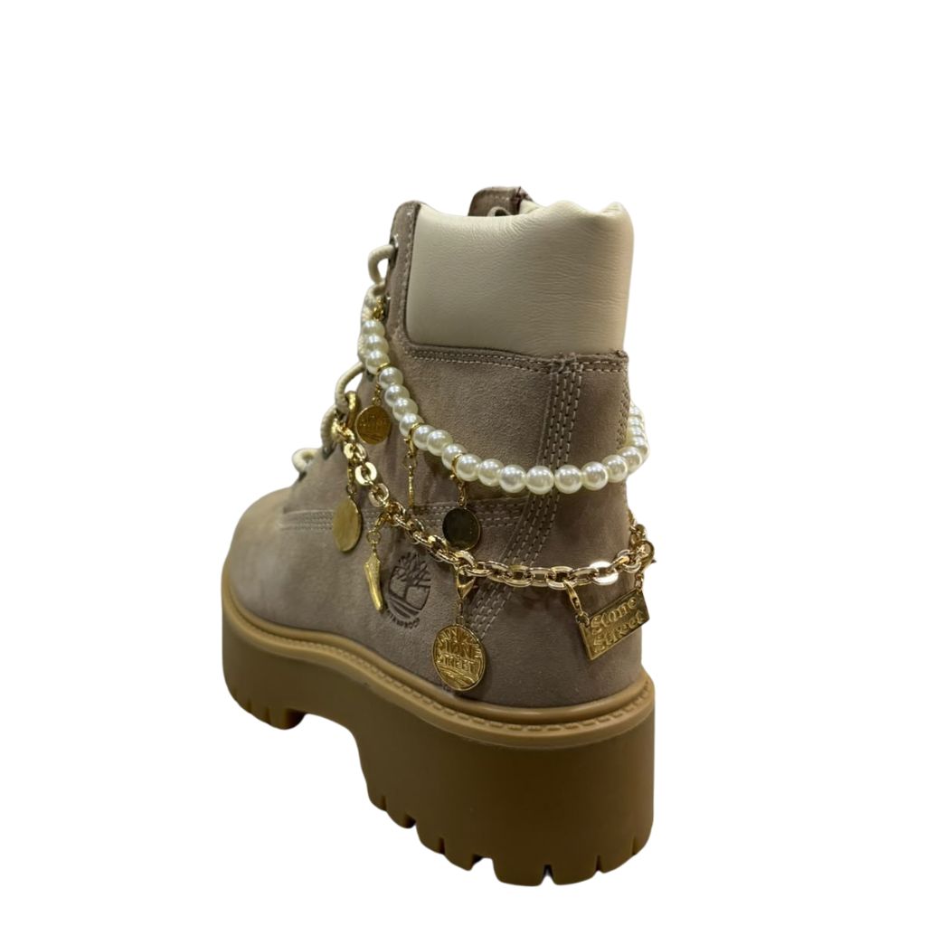 Stivale Timberland tortora con catena decorativa e charm dorati