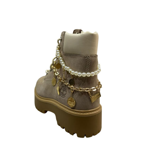 Stivale Timberland tortora con catena decorativa e charm dorati