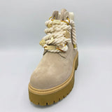 Stivale Timberland Platform Stone Street in suede beige sabbia con lacci a corda intrecciata oversize, charm dorati e suola chunky giallo miele