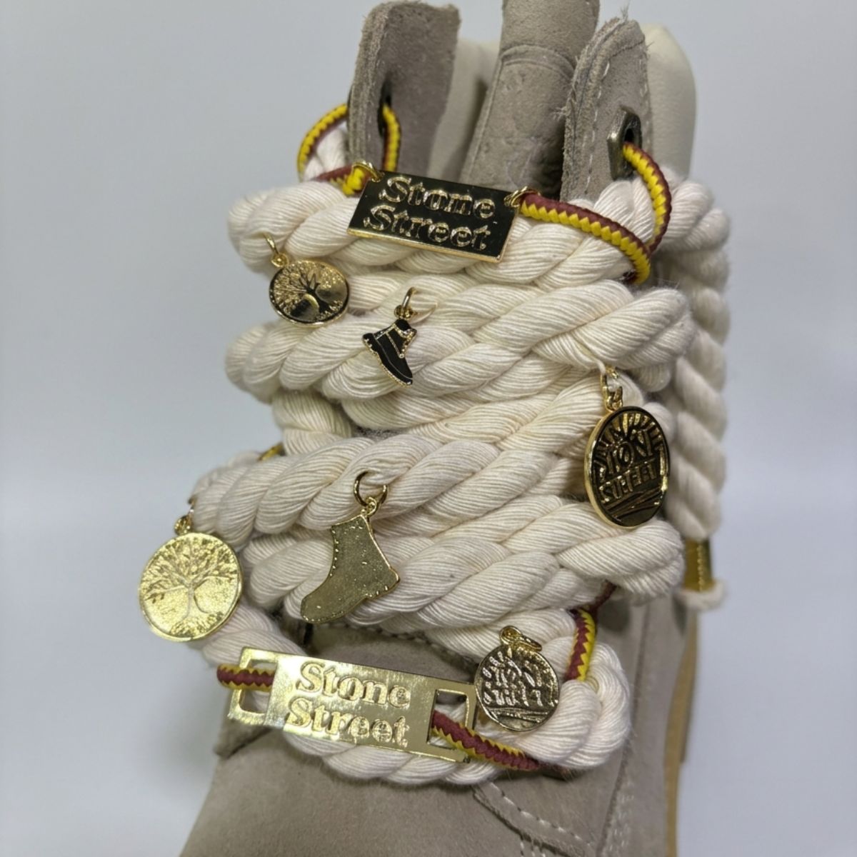 Stivale Timberland Platform Stone Street in suede beige sabbia con lacci a corda intrecciata oversize, charm dorati e suola chunky giallo miele