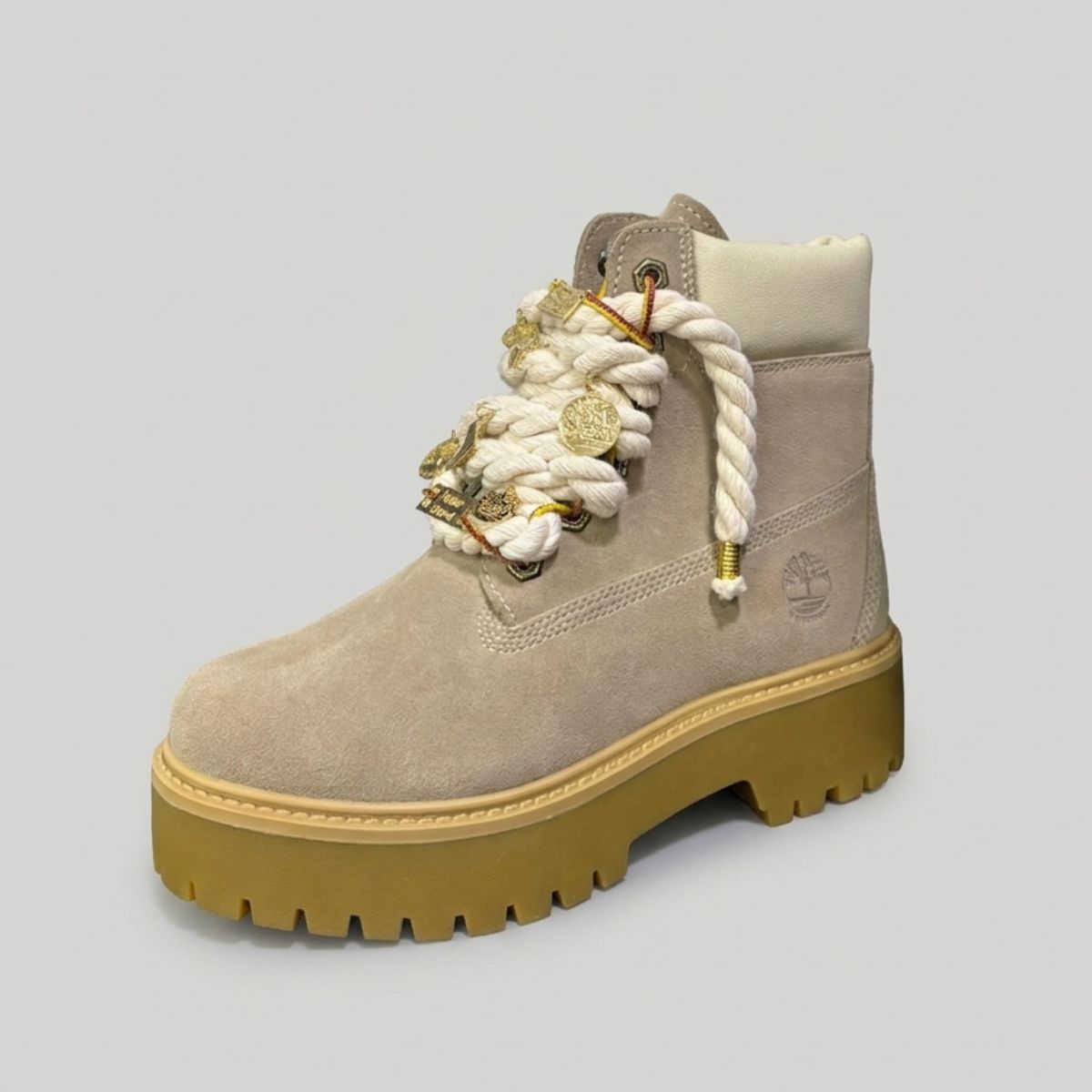 Stivale Timberland Platform Stone Street in suede beige sabbia con lacci a corda intrecciata oversize, charm dorati e suola chunky giallo miele