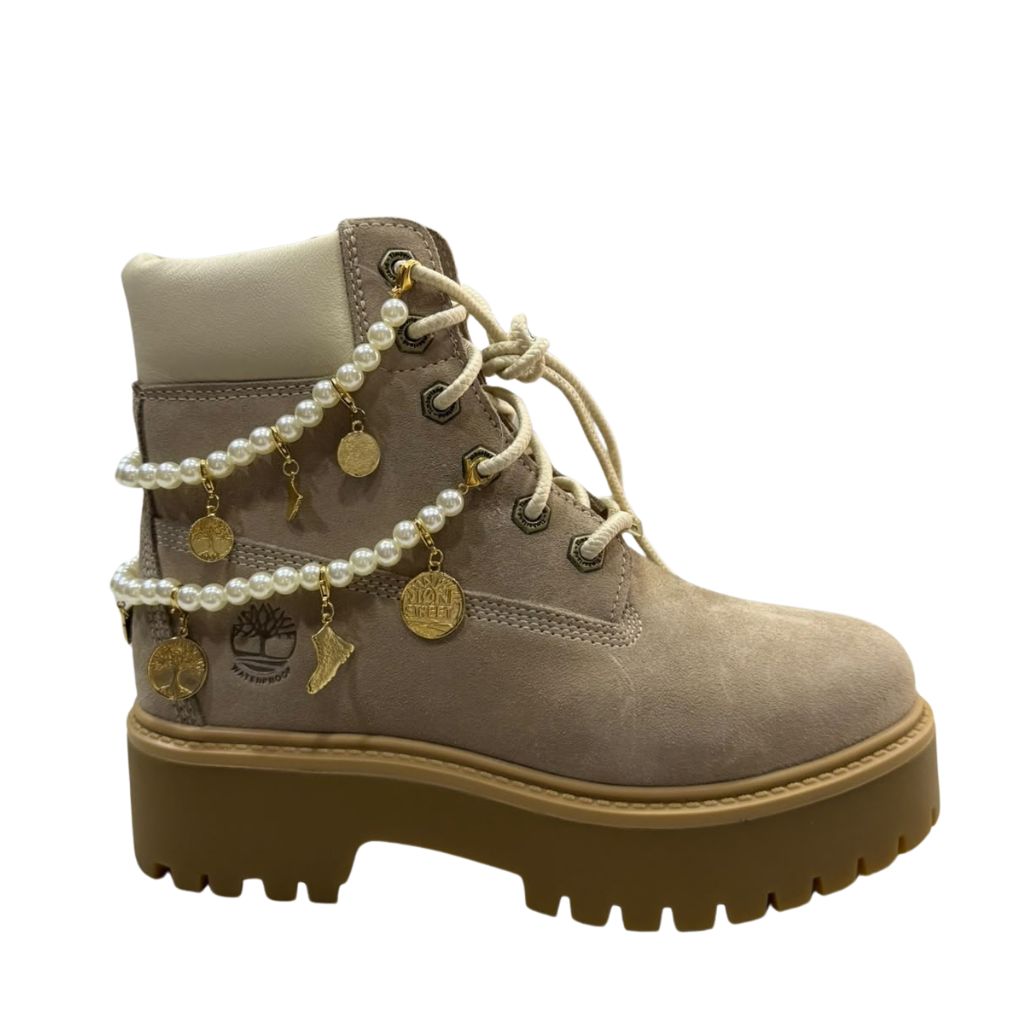 Stivale Timberland tortora con doppia collana di perle e charm