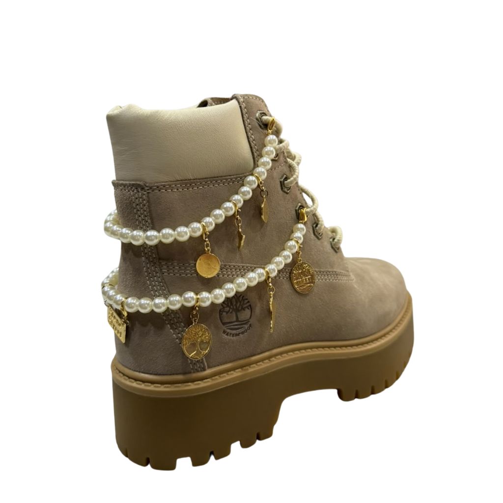 Stivale Timberland tortora con doppia collana di perle e charm