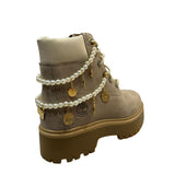 Stivale Timberland tortora con doppia collana di perle e charm