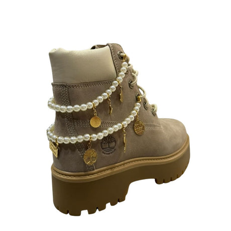Stivale Timberland tortora con doppia collana di perle e charm