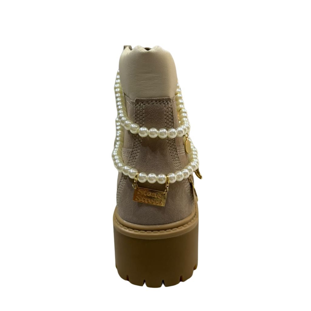 Stivale Timberland tortora con doppia collana di perle e charm