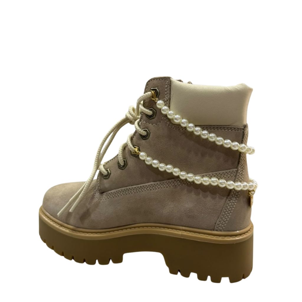 Stivale Timberland tortora con doppia collana di perle e charm