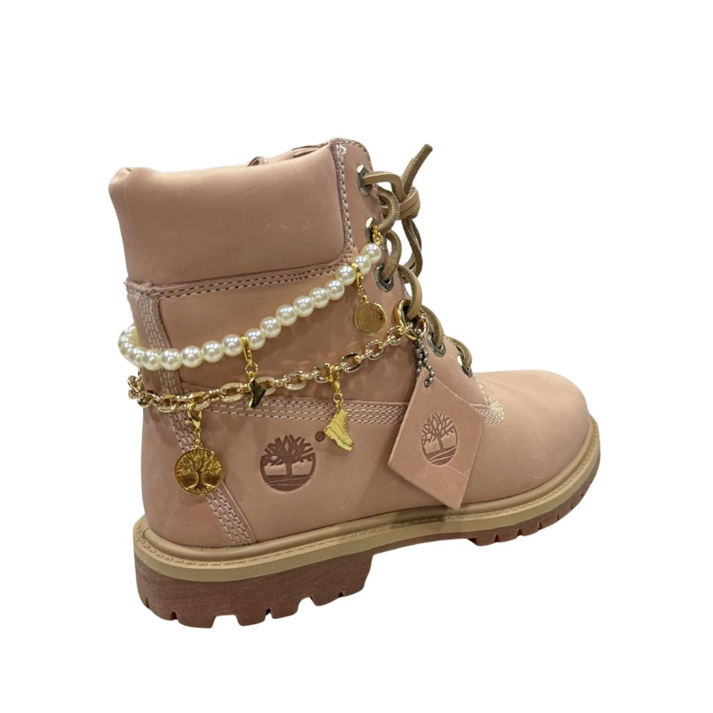 Stivale Timberland rosa con catena decorativa e charm dorati