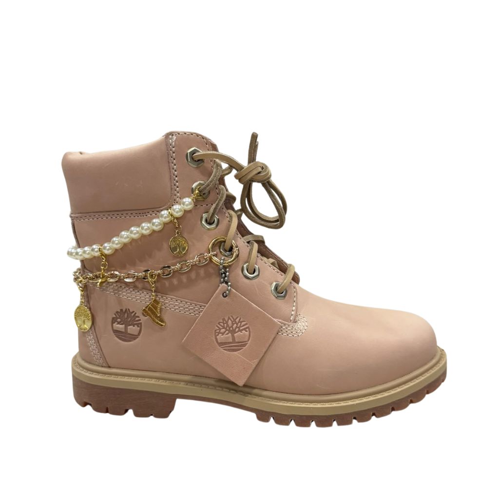 Stivale Timberland rosa con catena decorativa e charm dorati