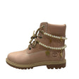 Stivale Timberland rosa con doppia collana di perle e charm