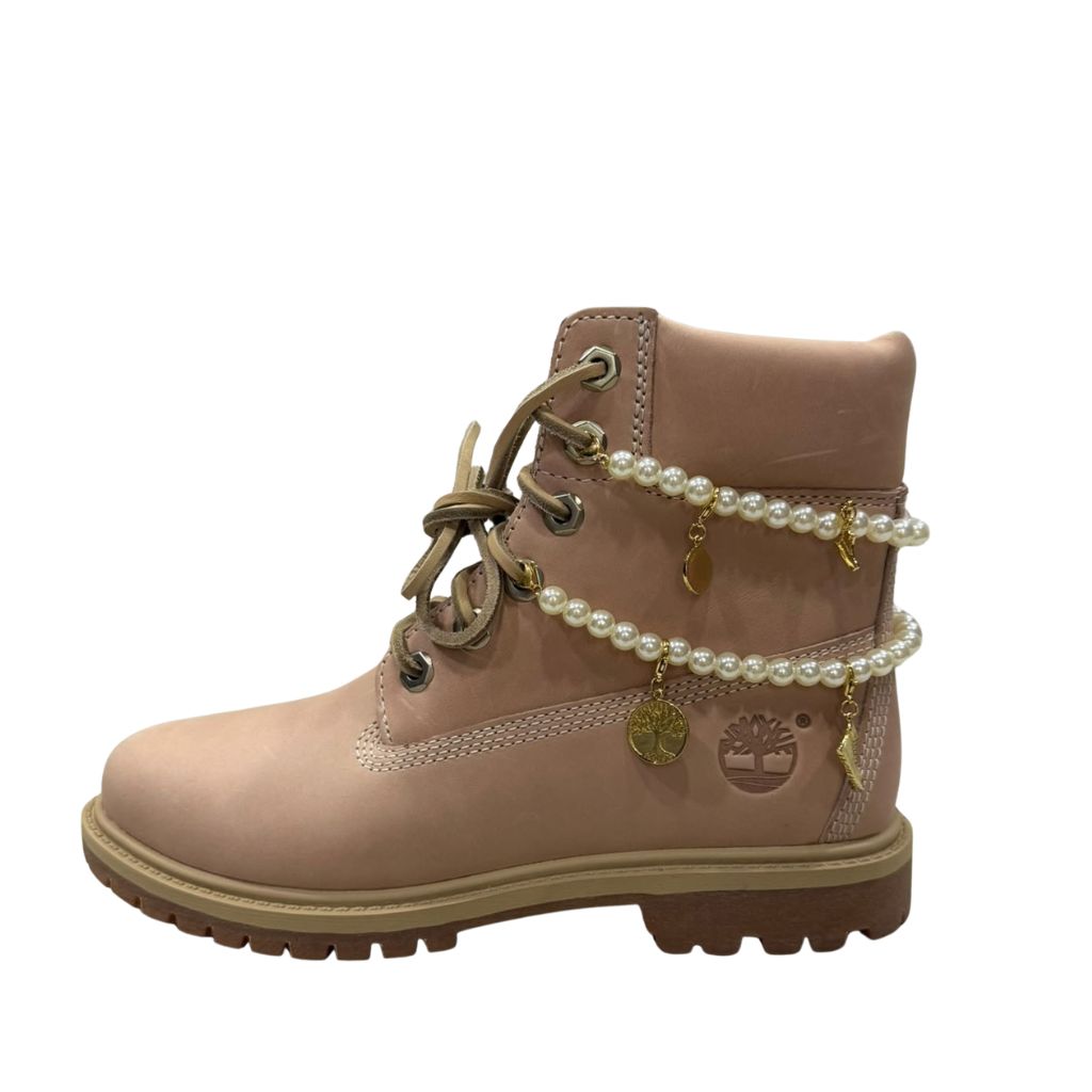 Stivale Timberland rosa con doppia collana di perle e charm