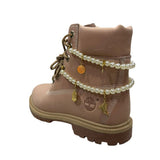 Stivale Timberland rosa con doppia collana di perle e charm