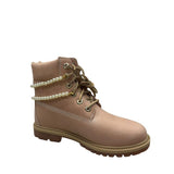 Stivale Timberland rosa con doppia collana di perle e charm