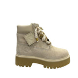 Scarponcino Timberland beige in suede con lacci a corda, charm dorati e suola platform