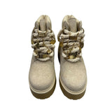 Scarponcino Timberland beige in suede con lacci a corda, charm dorati e suola platform