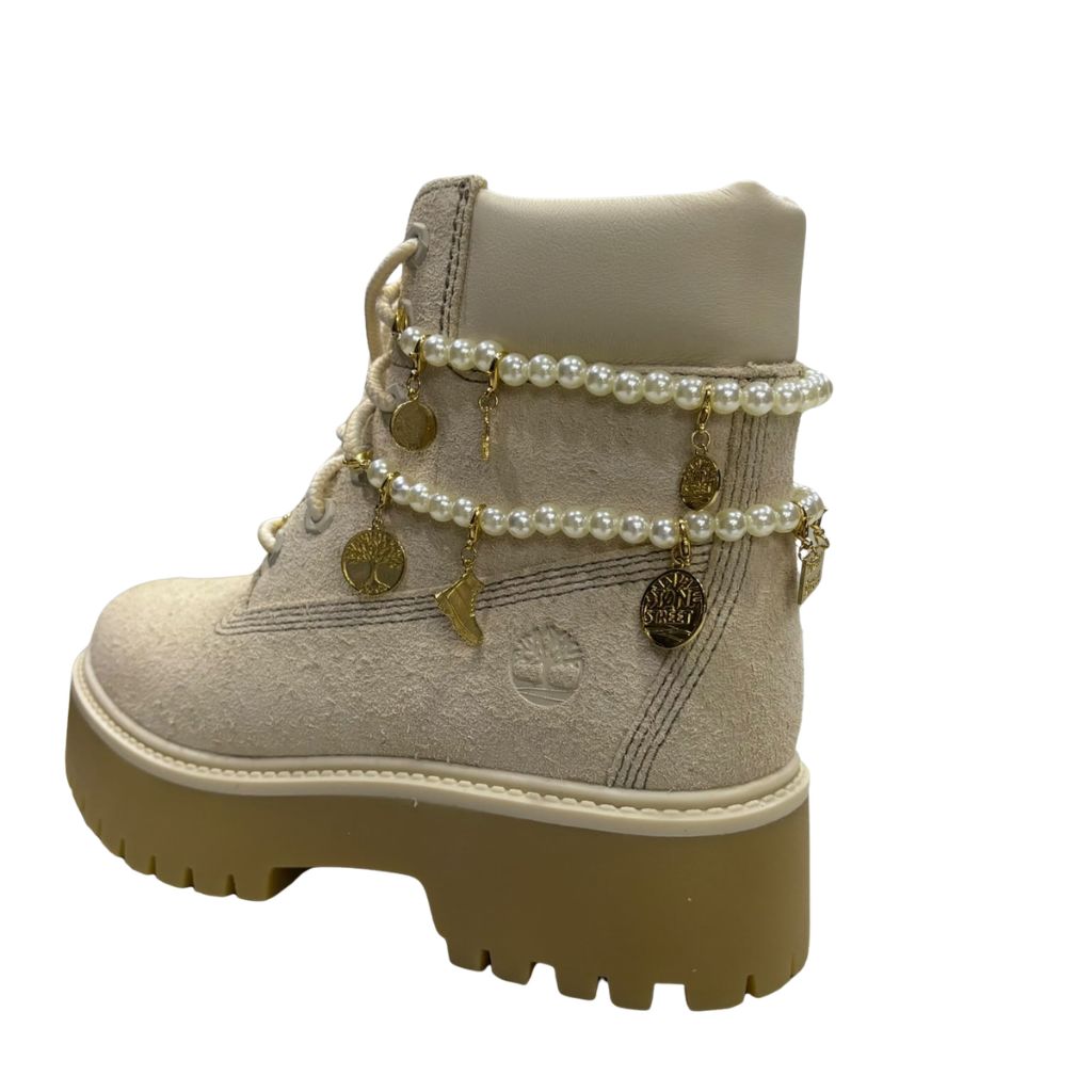 Scarponcino Timberland Stone Street beige in suede con perle, charm dorati e suola platform