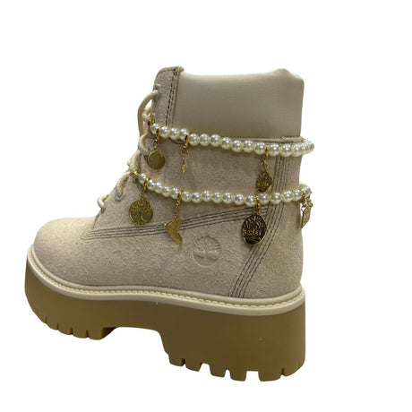 Scarponcino Timberland Stone Street beige in suede con perle, charm dorati e suola platform
