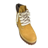 Stivale Timberland platform in nubuck color miele con lacci a corda bianchi, occhielli dorati e suola carrarmato marrone.
