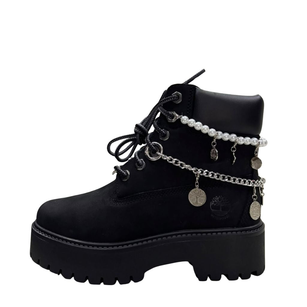 Stivale Timberland nero con catena decorativa e charm argentati