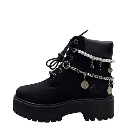 Stivale Timberland nero con catena decorativa e charm argentati