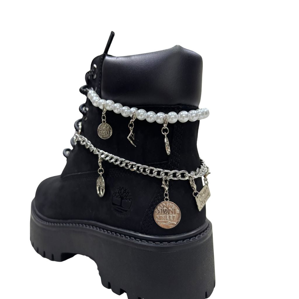 Stivale Timberland nero con catena decorativa e charm argentati