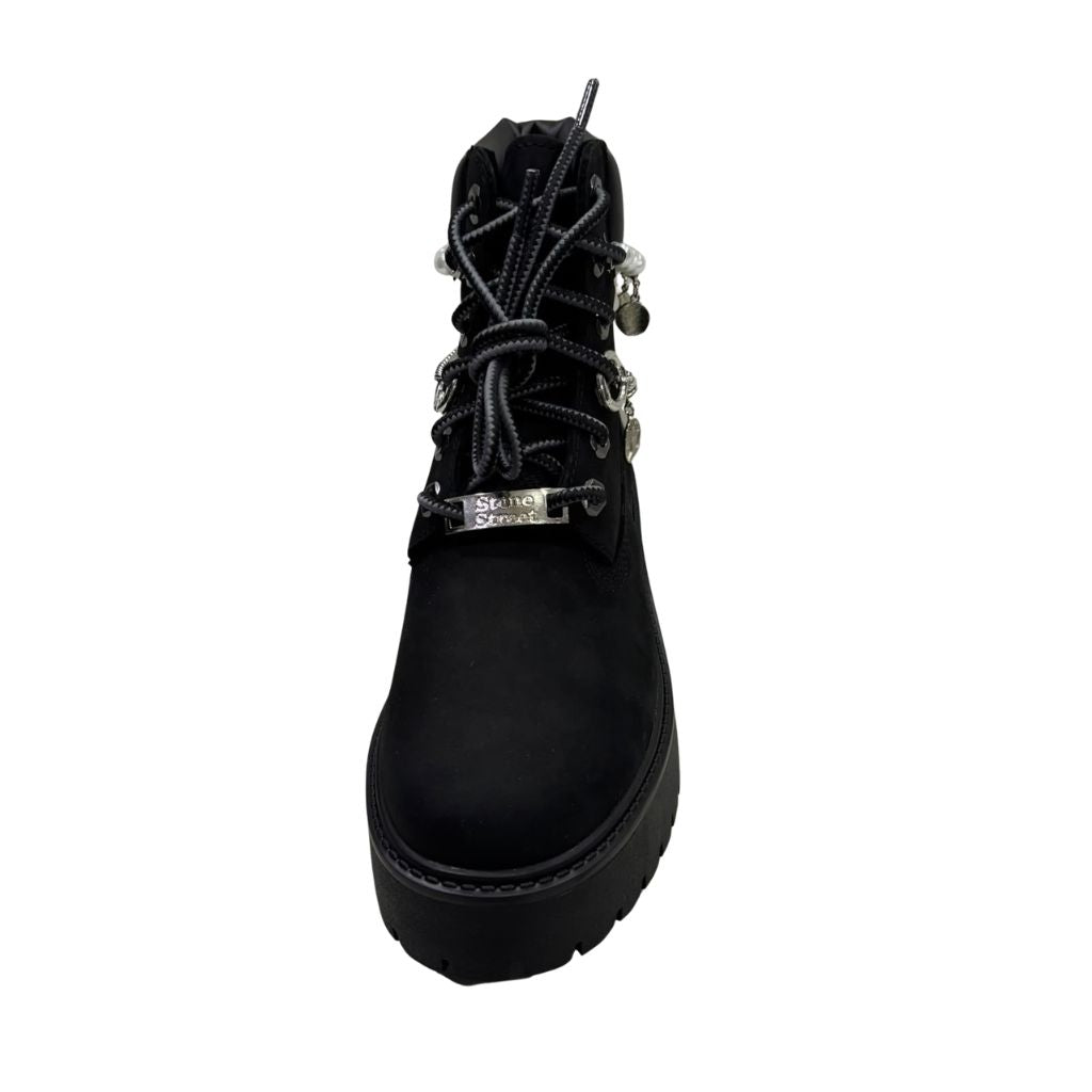 Stivale Timberland nero con catena decorativa e charm argentati