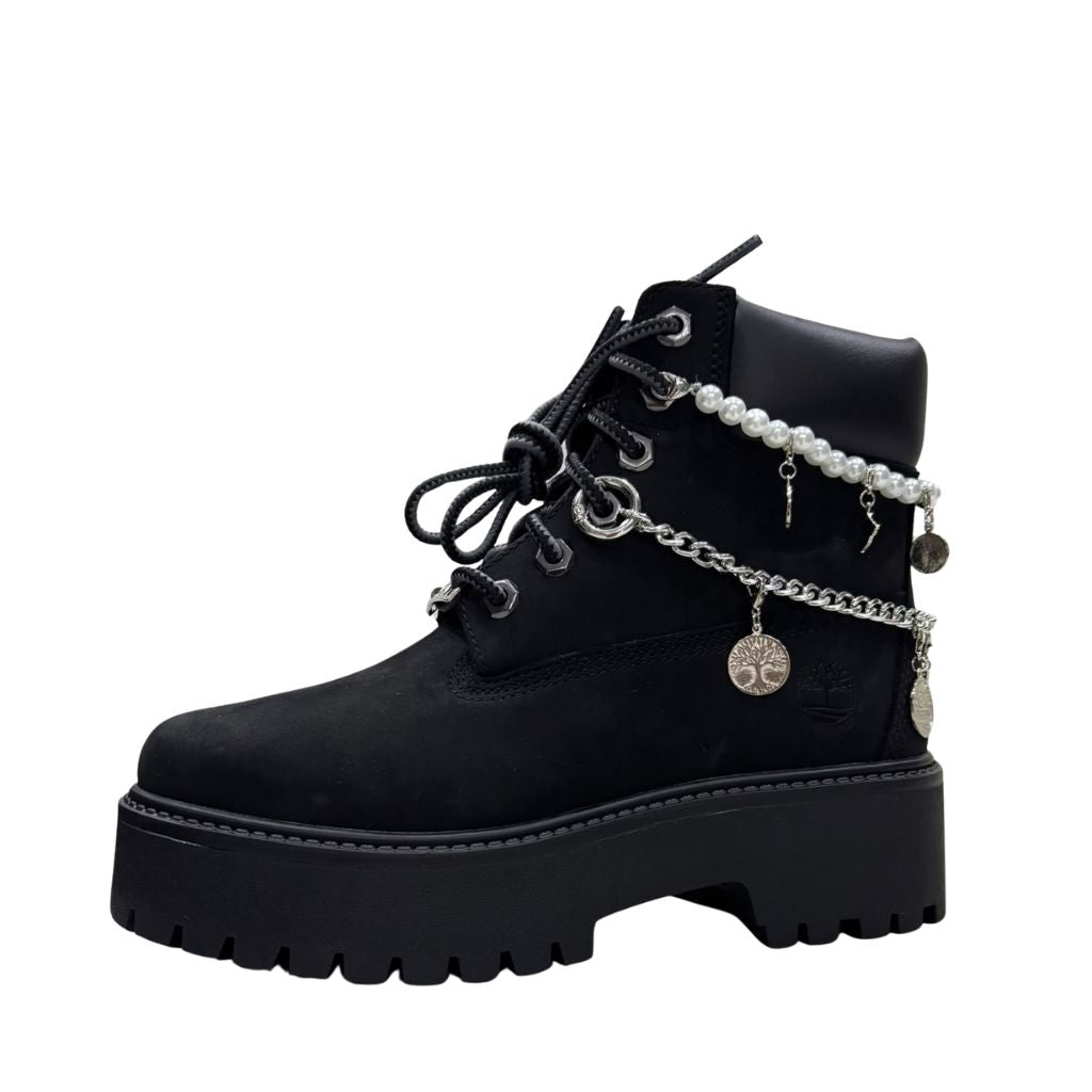 Stivale Timberland nero con catena decorativa e charm argentati