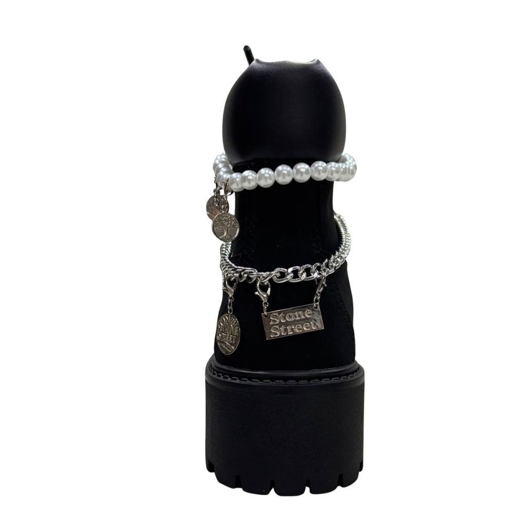 Stivale Timberland nero con catena decorativa e charm argentati