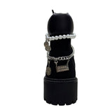 Stivale Timberland nero con catena decorativa e charm argentati
