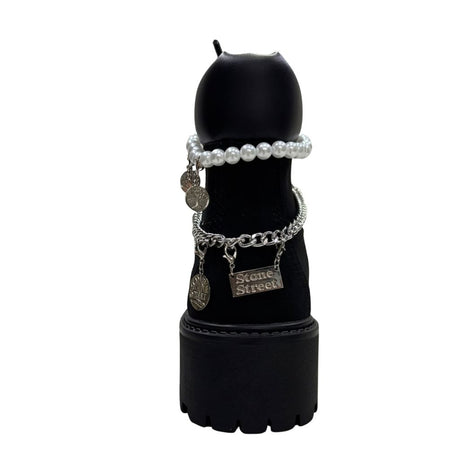 Stivale Timberland nero con catena decorativa e charm argentati