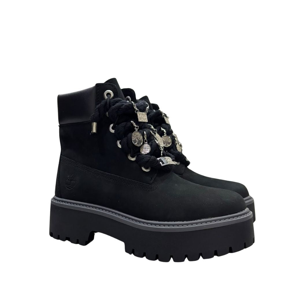 Stivale Timberland nero con maxi lacci e charm argentati