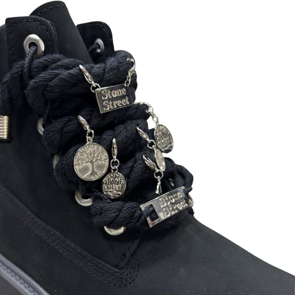 Stivale Timberland nero con maxi lacci e charm argentati