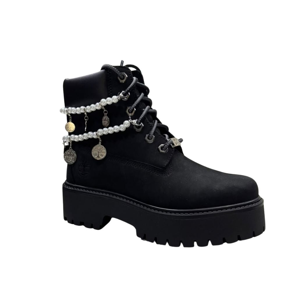 Stivale Timberland nero con doppia collana di perle e charm