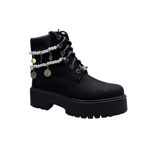 Stivale Timberland nero con doppia collana di perle e charm