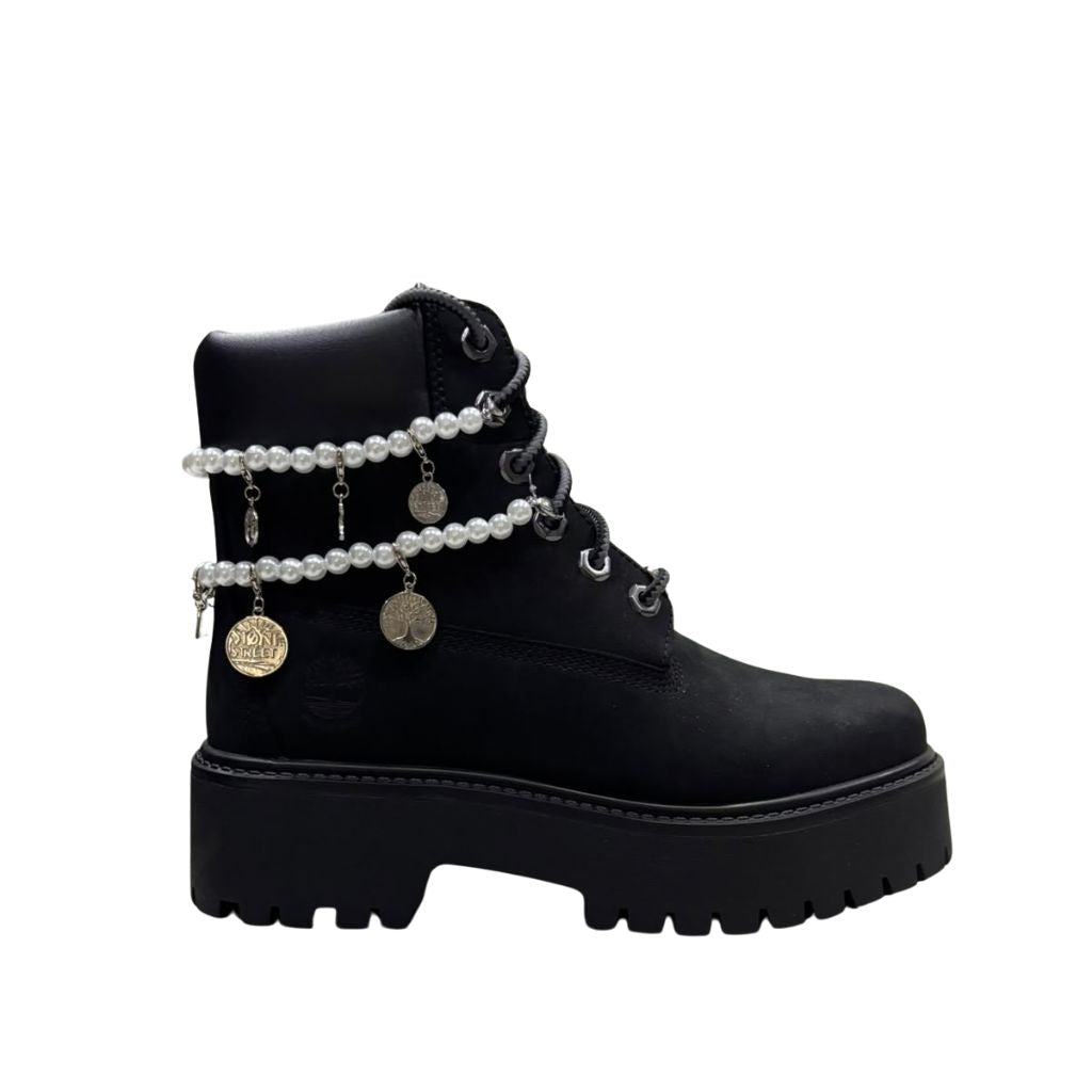 Stivale Timberland nero con doppia collana di perle e charm