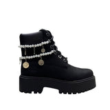 Stivale Timberland nero con doppia collana di perle e charm