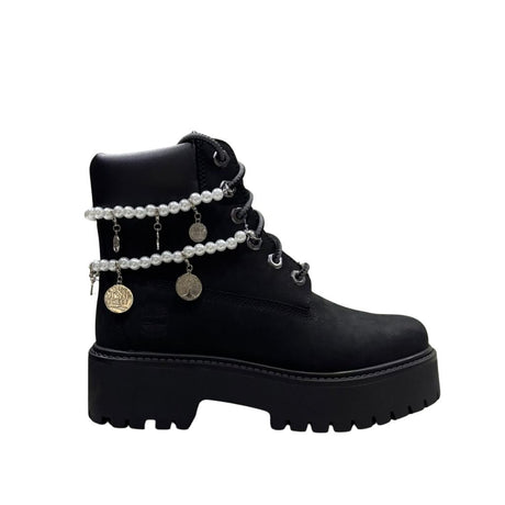 Il kit Perle e Charms Argento montato su una Timberland Stone Street nera