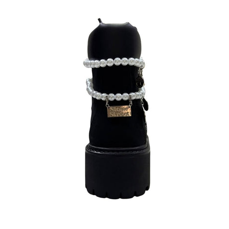Stivale Timberland nero con doppia collana di perle e charm