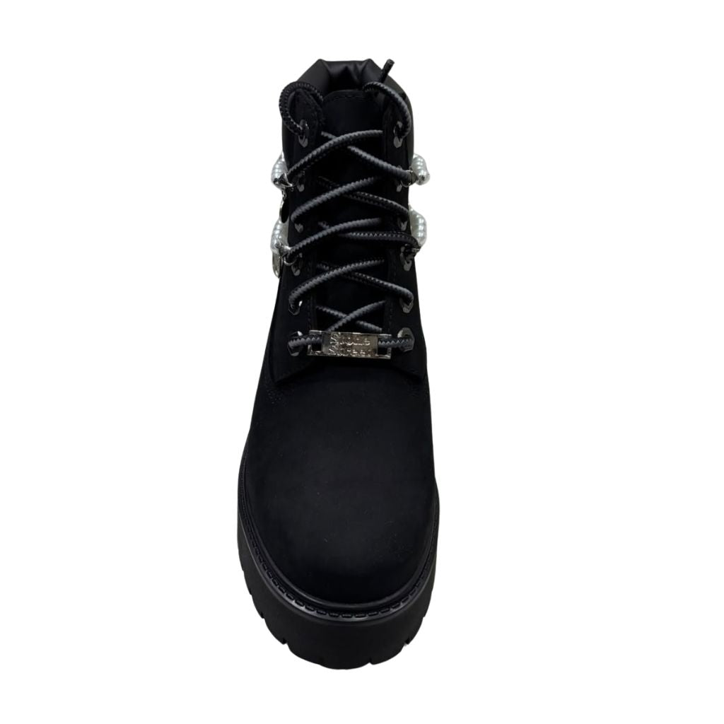 Stivale Timberland nero con doppia collana di perle e charm