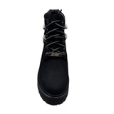 Stivale Timberland nero con doppia collana di perle e charm