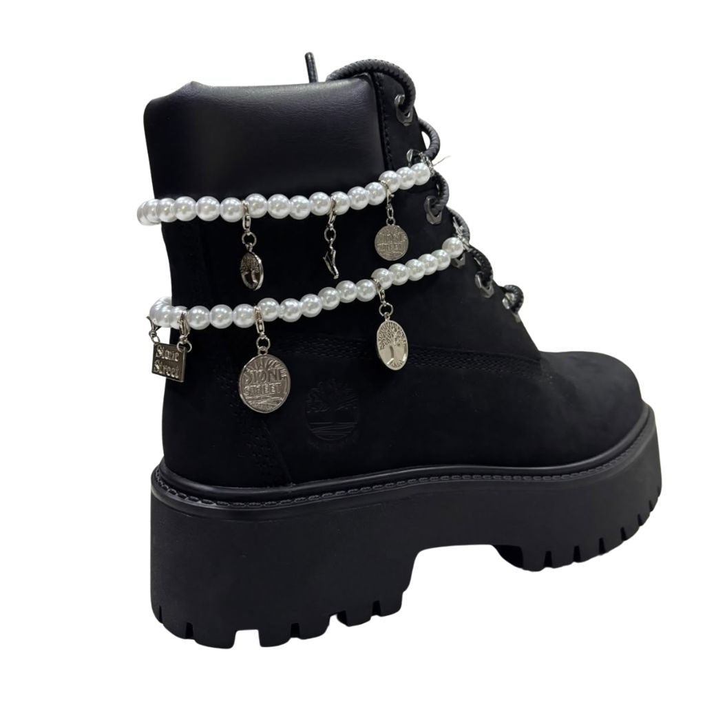 Stivale Timberland nero con doppia collana di perle e charm