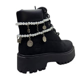 Stivale Timberland nero con doppia collana di perle e charm