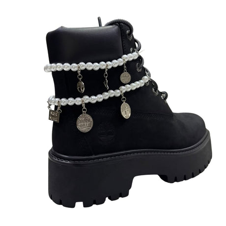 Stivale Timberland nero con doppia collana di perle e charm