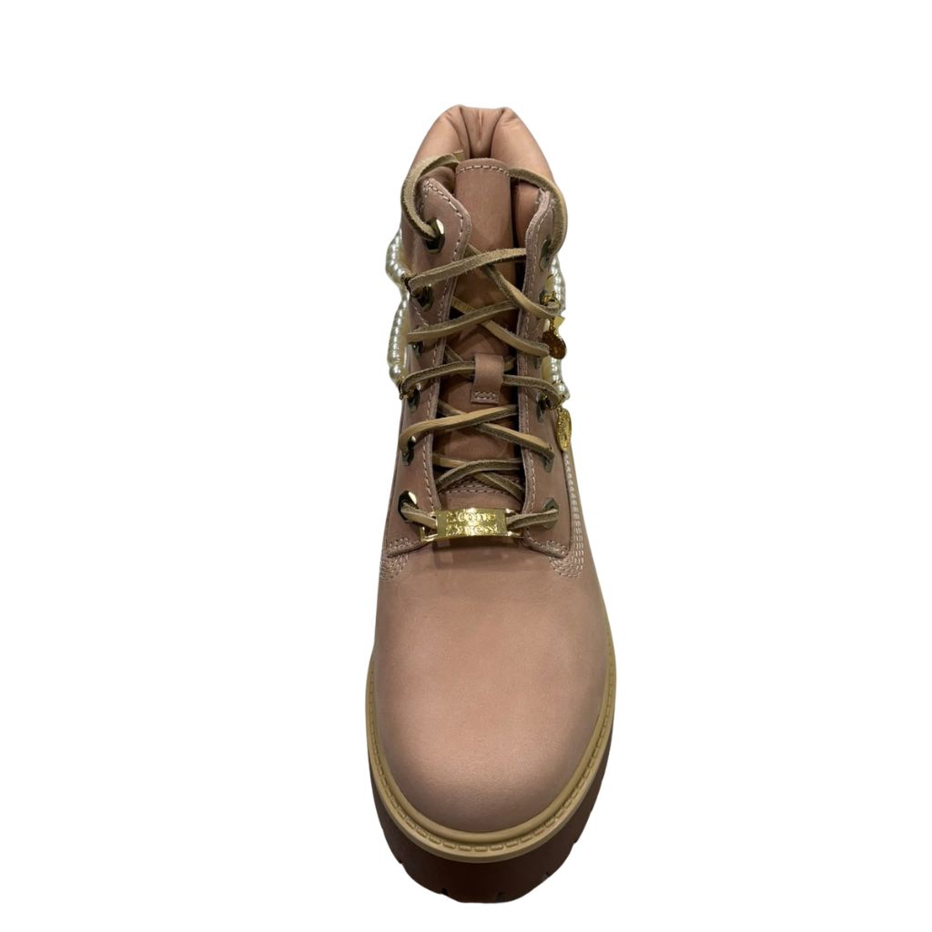 Stivaletto Timberland Stone Street in nubuck rosa con zeppa platform, filo di perle e charms dorati.